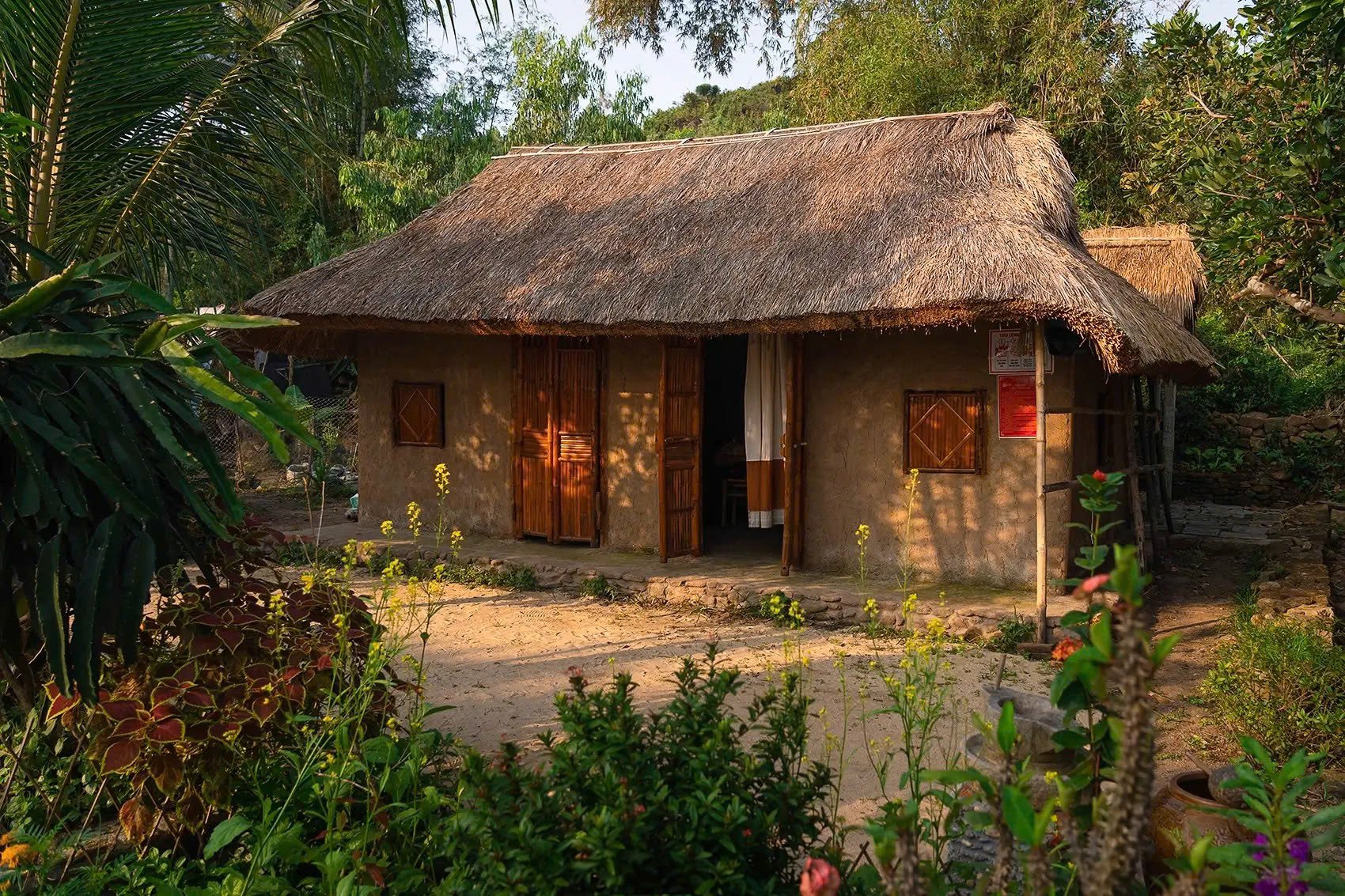 Sống trong nhà tranh vách đất nơi làng chài cổ của người Chăm Pa