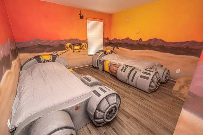 Căn phòng lý tưởng cho bọn trẻ với hai chiếc giường đơn mang hình dáng tàu vũ trụ.