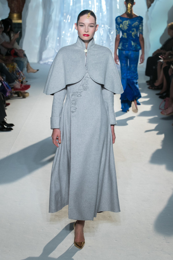Chiếc áo khoác dài nằm trong BST Haute Couture mà NTK Laurence Xu từng ra mắt tại Tuần lễ thời trang Haute Couture Paris Thu 2017 - Ảnh: Internet