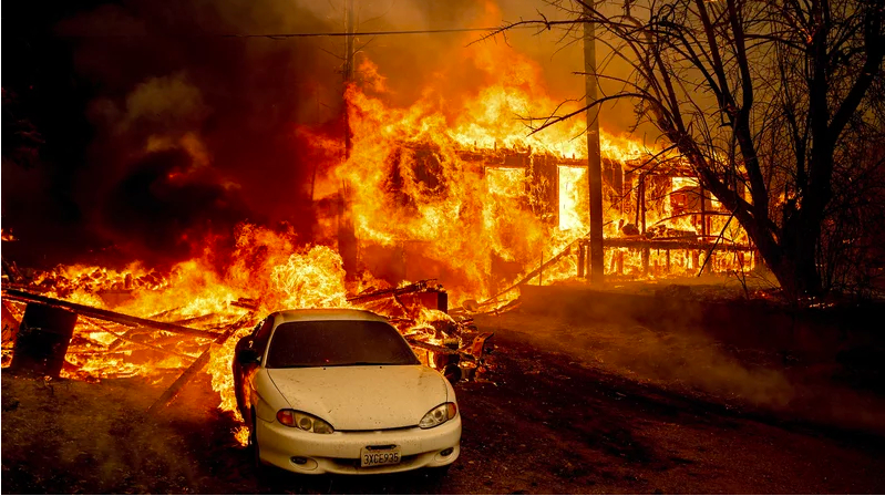 Đám cháy Dixie thiêu rụi một ngôi nhà trên Quốc lộ 89 về phía nam Greenville, California - Ảnh: Noah Berger/AP