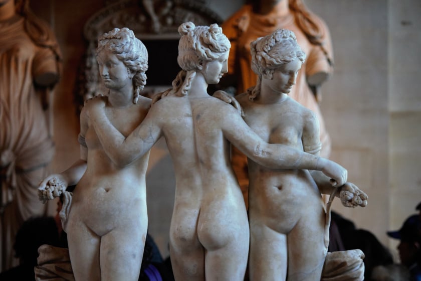 Bức tượng The Three Graces trong Bảo tàng Louvre - Ảnh: Rika Digital