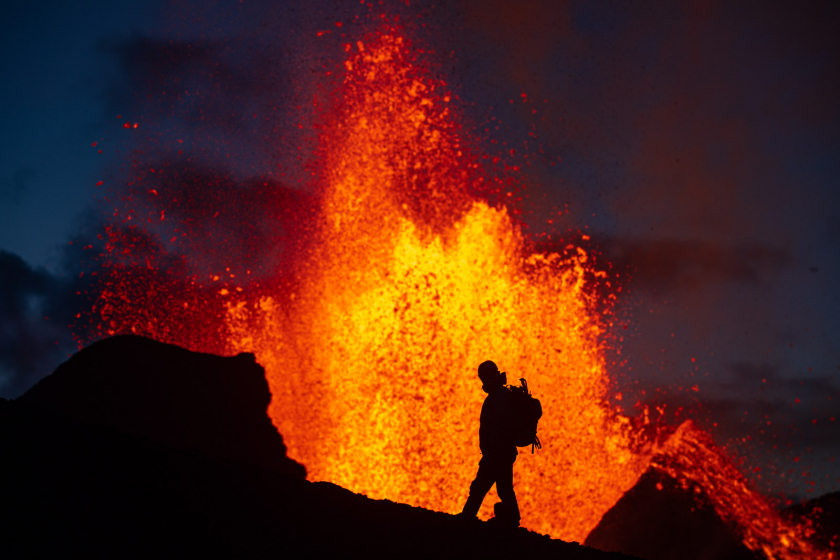 Một du khách đến xem ngọn núi lửa phun trào - Ảnh: Internet