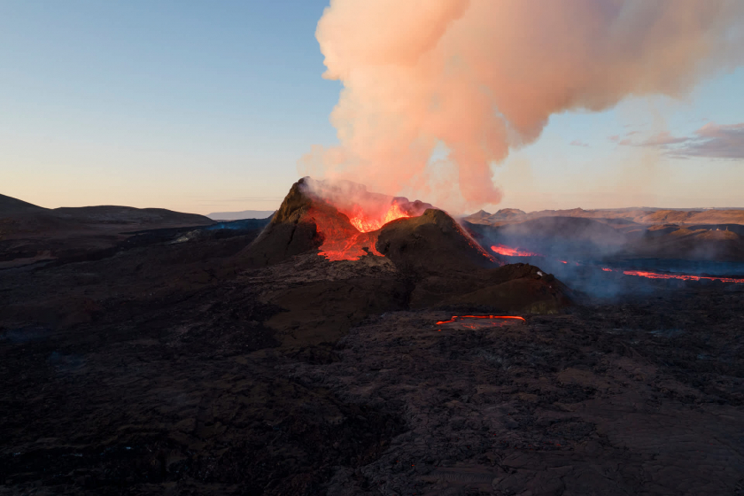 Ngọn núi lửa mới hình thành sau đợt nứt vỡ của vỏ Trái Đất và vẫn chưa được đặt tên - Ảnh: Internet