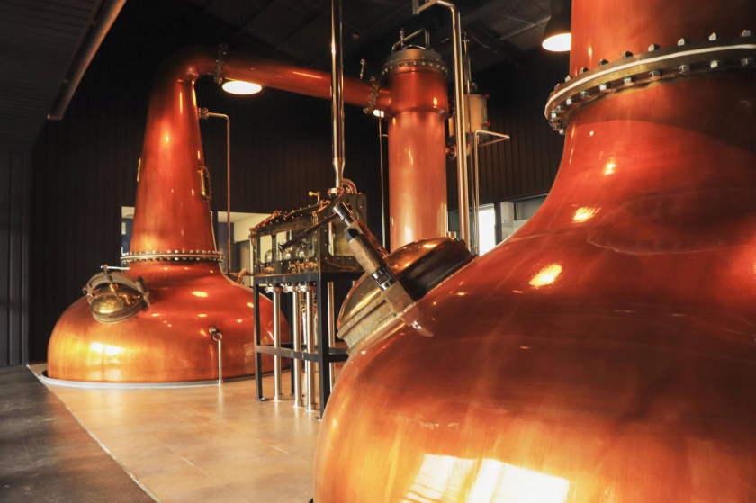 Các bình chứa lớn được sử dụng để chưng cất bia thủ công thành rượu gin tại xưởng chưng cất của Kiuchi Brewery ở Ishioka, tỉnh Ibaraki, Nhật Bản (Ảnh: Sadamu Saito)