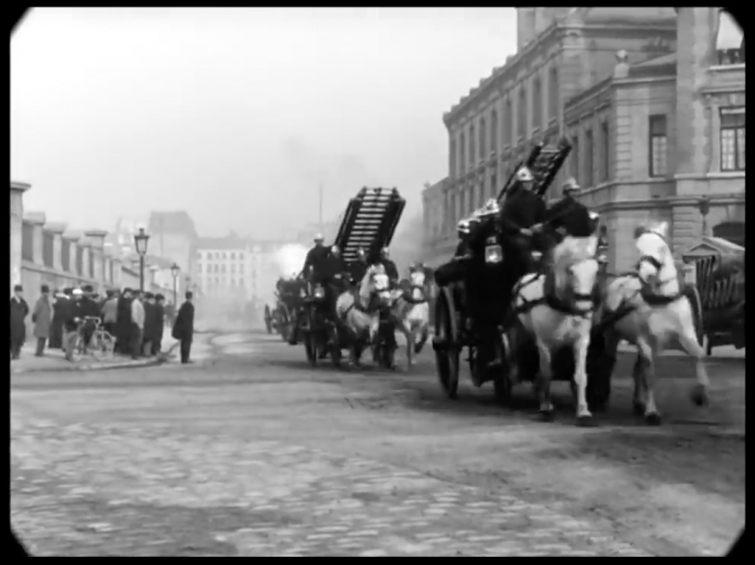 Một đội cứu hỏa đi ngang năm 1897