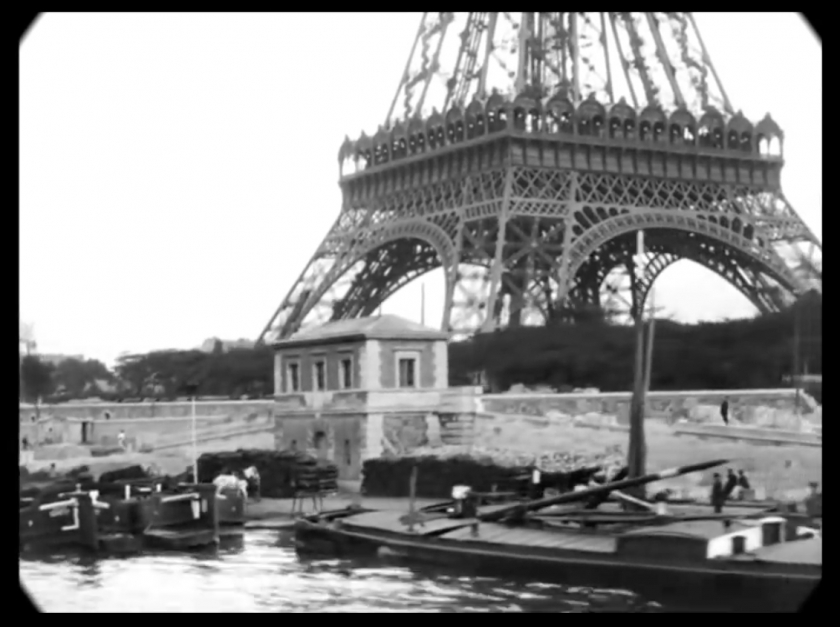 Chân Tháp Eiffel nhìn từ Công trình hai bờ sông Seine năm 1897