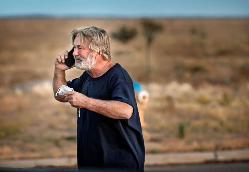 Alec Baldwin run rẩy nghe điện thoại bên ngoài Văn phòng Cảnh sát trưởng Quận Santa Fe
