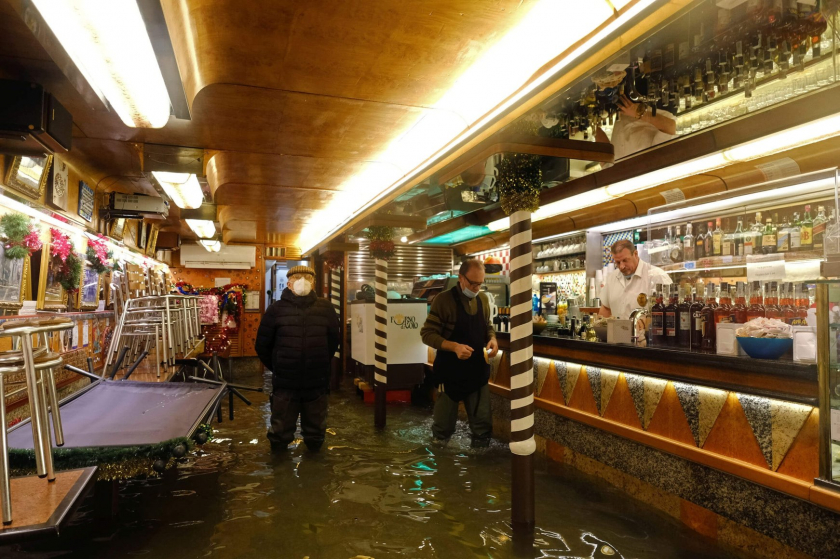 Nước ngập hầu khắp các con phố, quảng trường và tràn cả vào bên trong các quán cà phê, cửa hàng