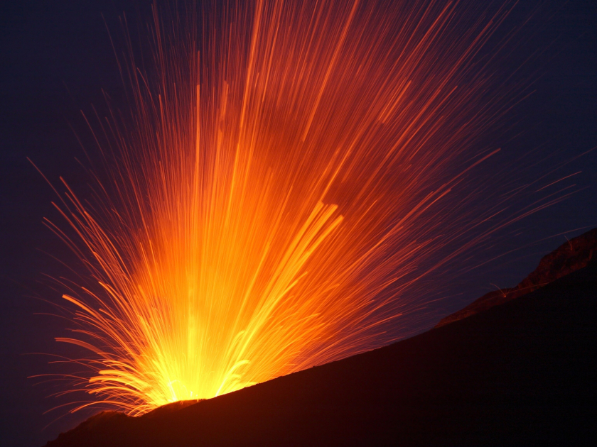 Núi lửa Anak Krakatau - Ảnh: Stocktrek Images, Inc./Alamy