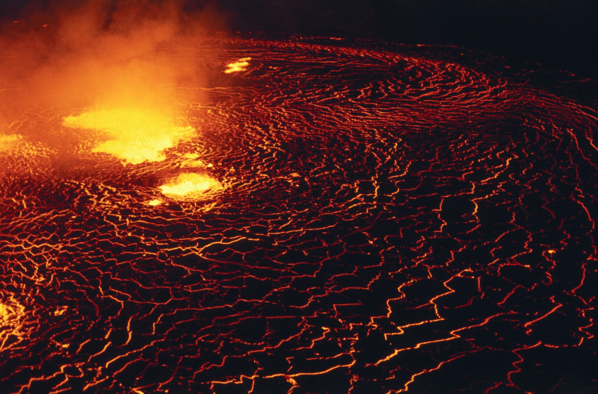 Hồ dung nham trong miệng núi lửa Kilauea - Ảnh: Brettmann, Getty Images