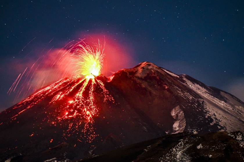 Đỉnh núi lửa Etna - Ảnh: Fabrizio Villa, Getty Images