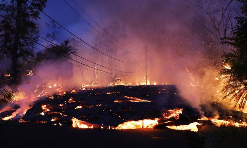 Khu dân cư ở Hawaii trong một đợt phun trào của núi lửa Kilauea - Ảnh: Mario Tama, Getty Images