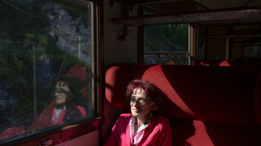 Một người phụ nữ mỉm cười trước vẻ đẹp của vùng Abruzzo nước Ý