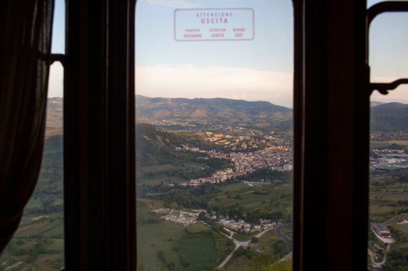 Từ trên tàu, du khách có thể nhìn thấy thị trấn Castel di Sangro, với những đồng cỏ và cánh đồng trải dài bên ngoài trung tâm đô thị