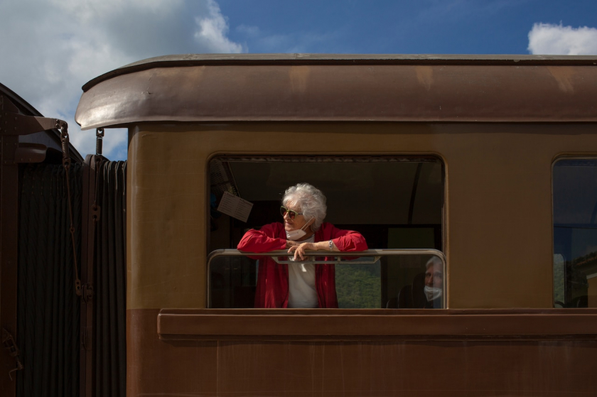 Một người phụ nữ ngắm cảnh núi non trên tuyến đường sắt Sulmona-Carpinone