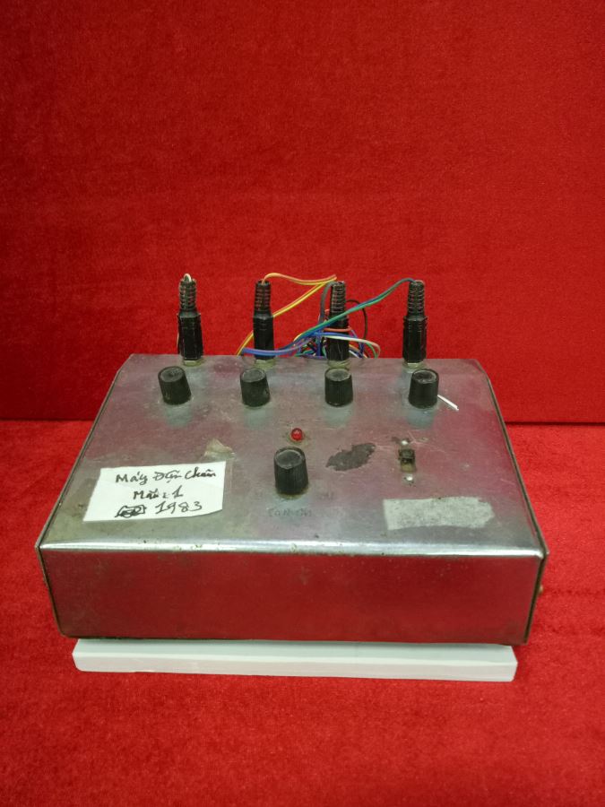 Máy điện châm đầu tiên của Viện Châm cứu
