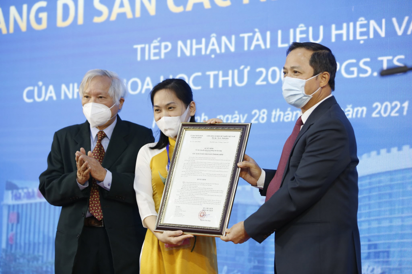 Phó Chủ tịch tỉnh Hòa Bình Nguyễn Văn Toàn trao Quyết định cấp phép hoạt động của Bảo tàng Di sản các nhà khoa học Việt Nam