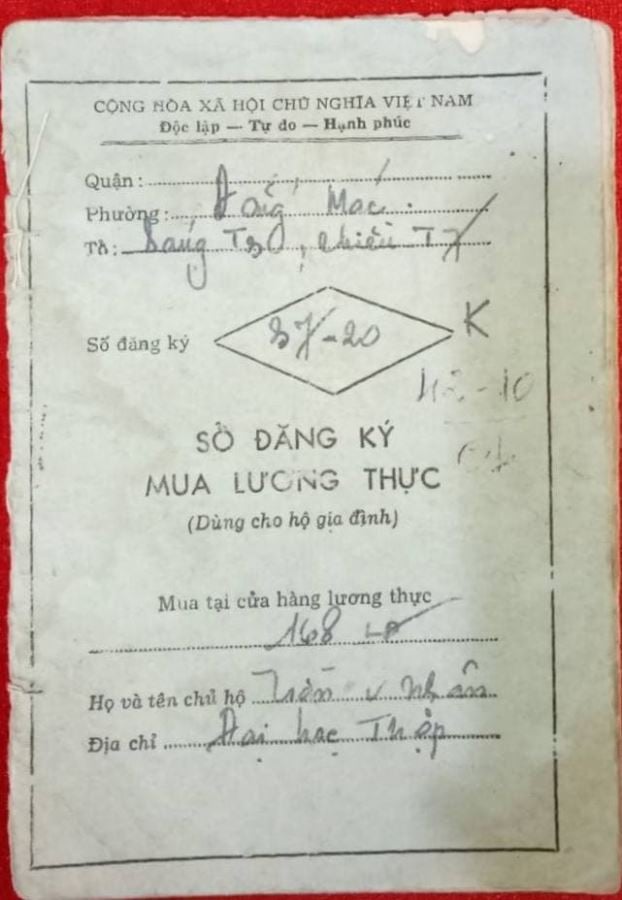 Sổ đăng ký mua lương thực của GS.TS Trần Văn Nhân, được sử dụng từ năm 1986 đến 1988