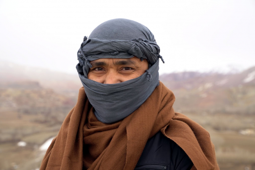 Hướng dẫn viên Noor Ramazan quấn khăn và patu, một chiếc chăn choàng của người Afghanistan, để bảo vệ mình khỏi những cơn gió lạnh mùa đông ở tỉnh miền núi Bamyan.