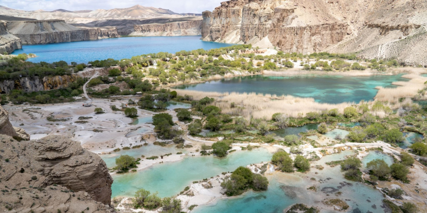Công viên quốc gia đầu tiên của Afghanistan, Band-e-Amir, với hồ nước màu xanh ngọc nép mình trong dãy núi Hindu Kush. Đây là một địa điểm du lịch nổi tiếng, nhiều du khách tới đây để đi bộ đường dài và ăn uống tại các quầy thịt nướng dọc đường bờ biển.