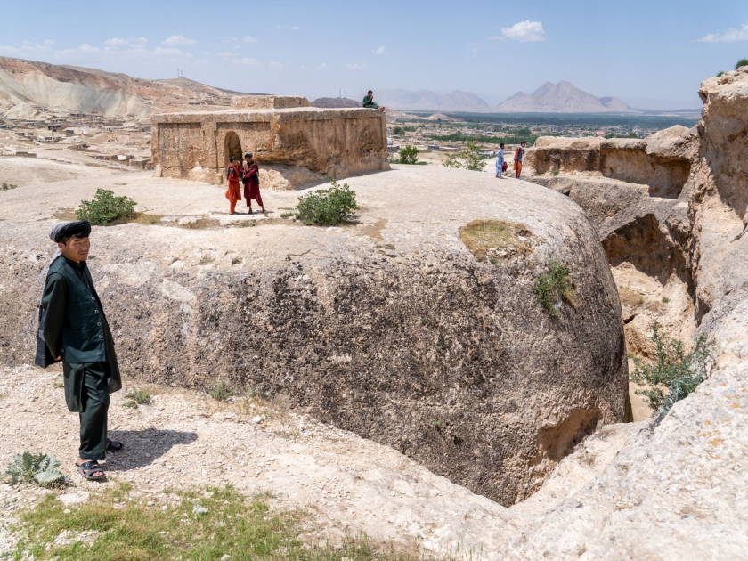 Trên Bảo tháp Takht-e Rostam, một quần thể tu viện Phật giáo được xây dựng từ thế kỷ 3, nằm bên ngoài thị trấn Haibak thuộc tỉnh Samangan, miền bắc Afghanistan.