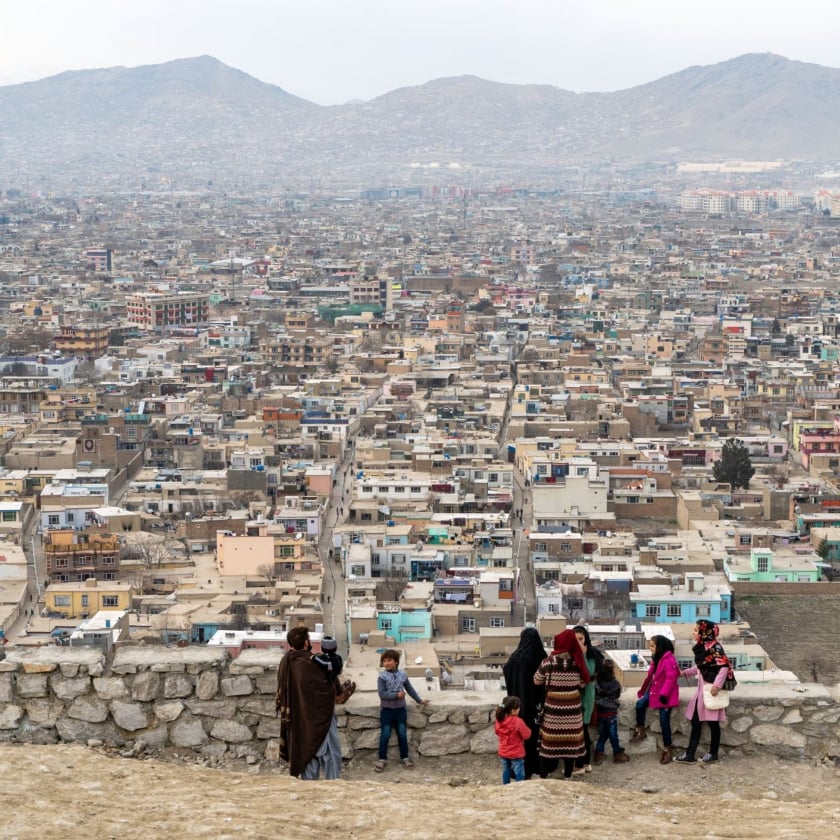 Một gia đình Afghanistan ngắm nhìn Kabul, thủ đô của Afghanistan, từ một nơi trên đồi Bibi Mahru.