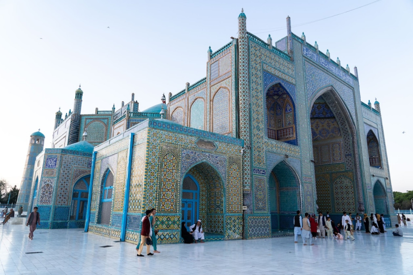 Xung quanh Nhà thờ Hồi giáo Hazrat Ali Mazar ở Mazar-i-Sharif, ngay sau giờ cầu nguyện solah maghrib.