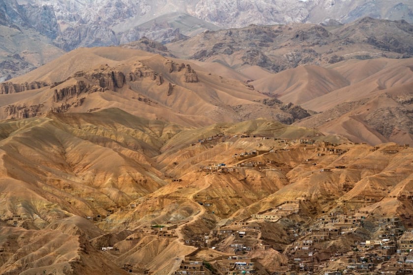 Những ngôi nhà bằng gạch bùn nằm dọc các ngọn đồi cát vàng xung quanh thành phố Bamyan.