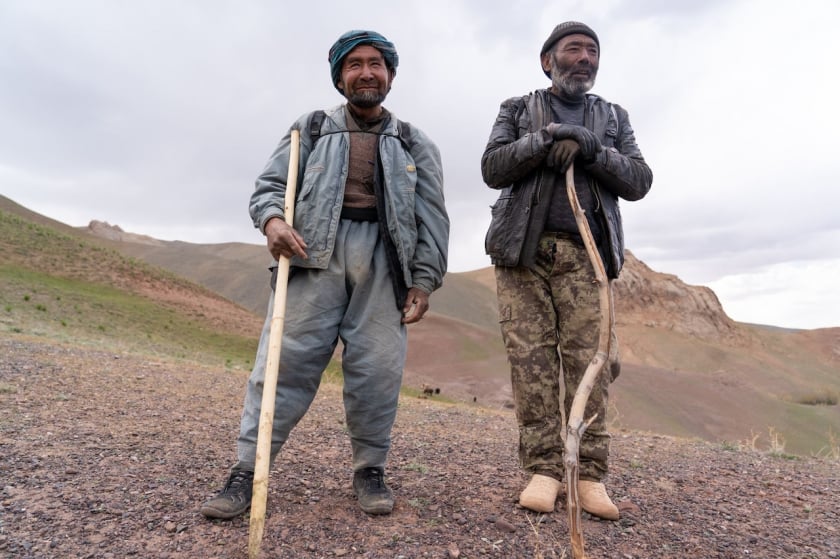 Hai người chăn cừu tộc Hazara trên núi Mirsha Khuja, vùng nông thôn Bamyan. R