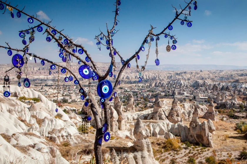 Bùa mắt quỷ treo trên một cái cây ở Cappadocia, Thổ Nhĩ Kỳ - Ảnh: Paul Strawson