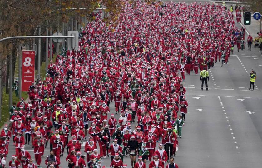 Vận động viên tham gia chạy bộ trên đường phố Madrid, thủ đô Tây Ban Nha trong cuộc đua Giáng Sinh thường niên - Ảnh: Paul White/AP