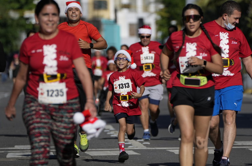 Các vận động viên tham gia cuộc chạy đua Giáng Sinh cự ly 10 km ở Caracas, Venezuela - Ảnh: Ariana Cubillos/AP