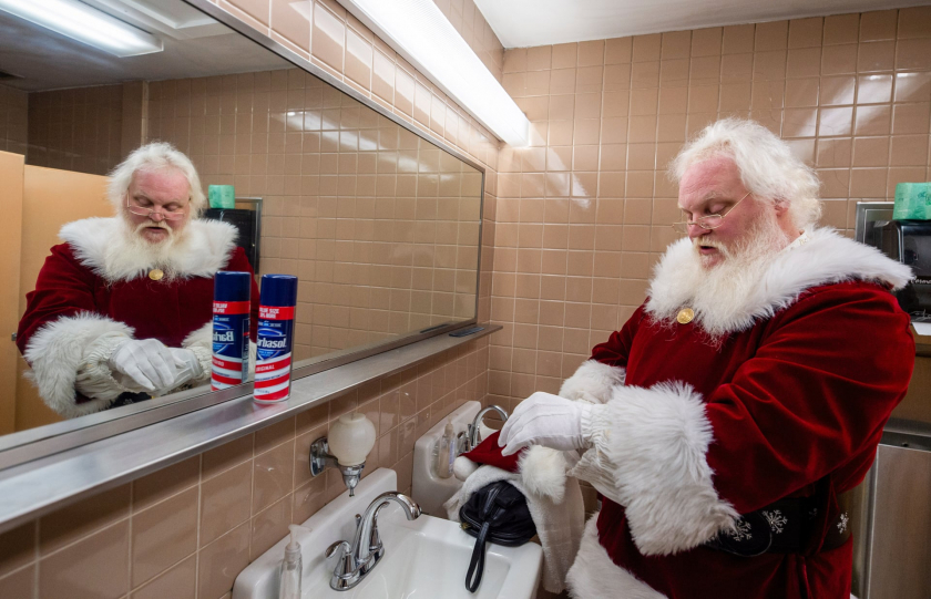 Ông già Noel đang hoá trang trong phòng thay đồ của trạm cứu hoả, trước khi bắt đầu chuyến thăm trẻ em ở thành phố Wilkes-Barre, tiểu bang Pennsylvania (Hoa Kỳ) - Ảnh: Aimee Dilger/SOPA Images/REX/Shutterstock