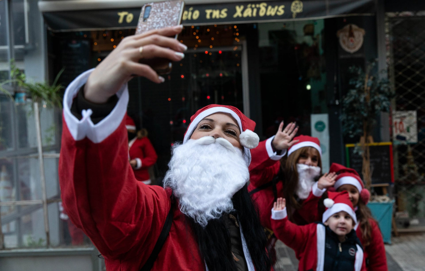 Các bạn trẻ trong số hơn một nghìn người, ở mọi lứa tuổi, cùng tham gia hoá trang thành ông già Noel tại cuộc chạy đua Giáng Sinh Piraeus 2021 tại Piraeus, Hy Lạp - Ảnh: Xinhua/REX/Shutterstock