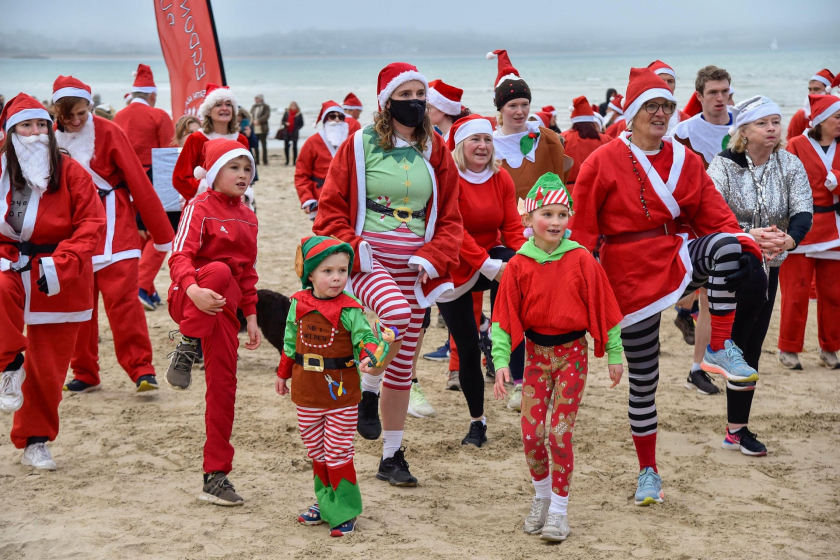 Các vận động viên trong trang phục Giáng Sinh tham gia cuộc chạy bộ 5 km dọc theo bãi biển tại Weymouth, Vương quốc Anh - Ảnh: Graham Hunt/Alamy Live News/Alamy Live News