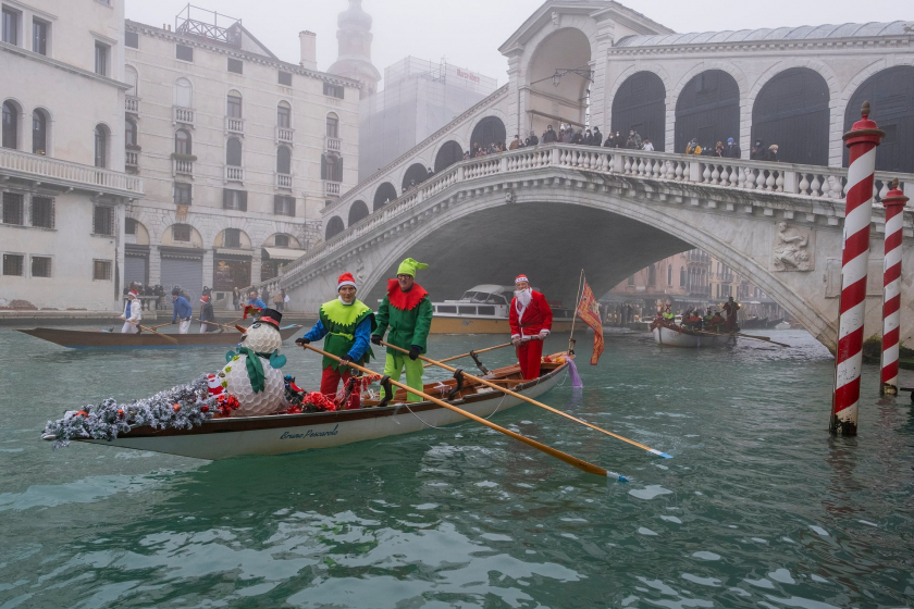 Một đội thuyền khác băng ngang dưới cầu Rialto - Ảnh: Stefano Mazzola/Awakening/Getty Images
