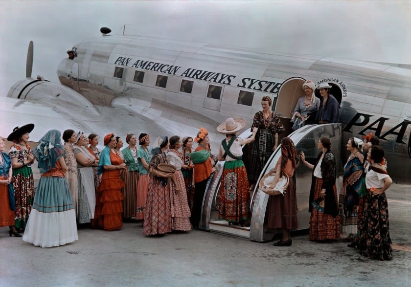 Những người phụ nữ trong trang phục truyền thống chào đón du khách trên chuyến bay của hãng hàng không Pan Am (Brownsville, Texas, 1938) - Ảnh: Anthony Stewart