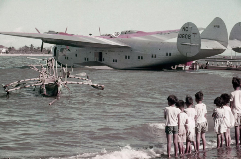 Một chiếc máy bay Pan Am cập cảng Cavite trên Vịnh Manila (đảo Luzon, Philippines, 1940) - Ảnh: J. Baylor Roberts