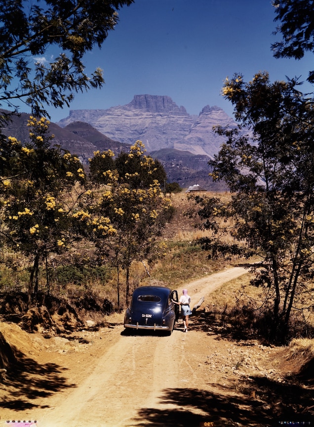 Một cô gái dừng xe giữa đường để ngắm cảnh (Nam Mỹ, 1941) - Ảnh: W. Robert Moore