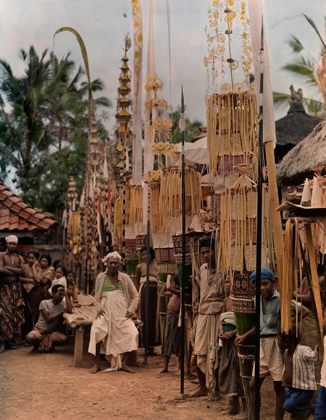 Các dân tộc người Bali trước lễ cúng dường hàng ngày tại các ngôi đền đảo (Bali, Indonesia, 1927) - Ảnh: Maynard Owen Williams