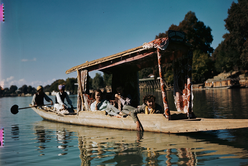 Một chiếc thuyền có mái che chở du khách ngắm cảnh xuôi dòng.(Ấn Độ, 1947) - Ảnh: Volkmar Wentzel