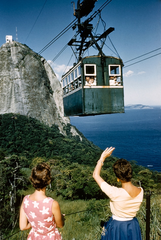 Một nhóm du khách trên cabin cáp treo leo núi Sugarloaf (Rio De Janeiro, Brazil) - Ảnh: Charles Allmon