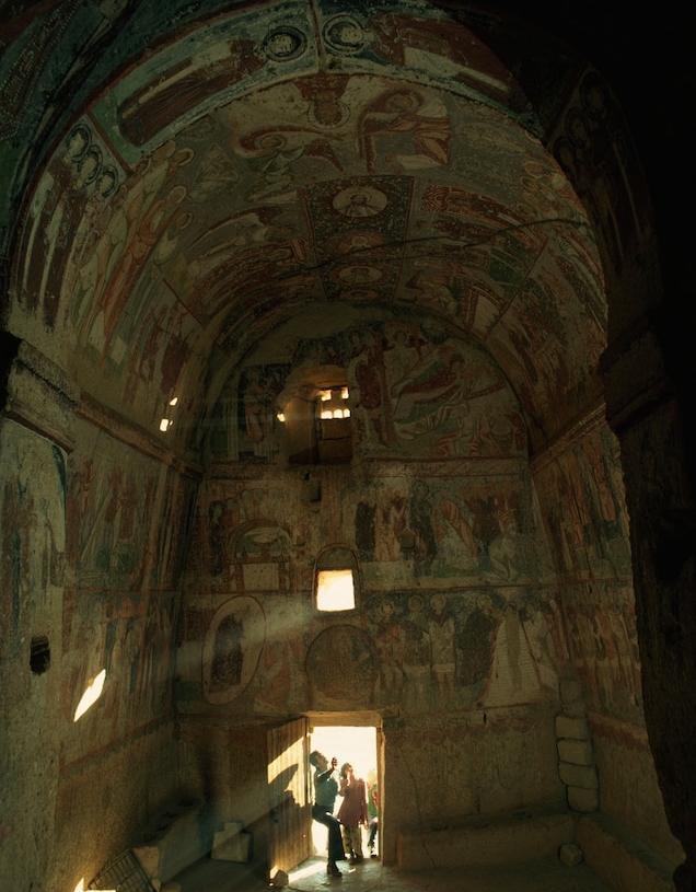 Du khách khám phá một nhà thờ trong hang động ở vùng Cappadocia của Thổ Nhĩ Kỳ, 1977 - Ảnh: Clifton R. Adams