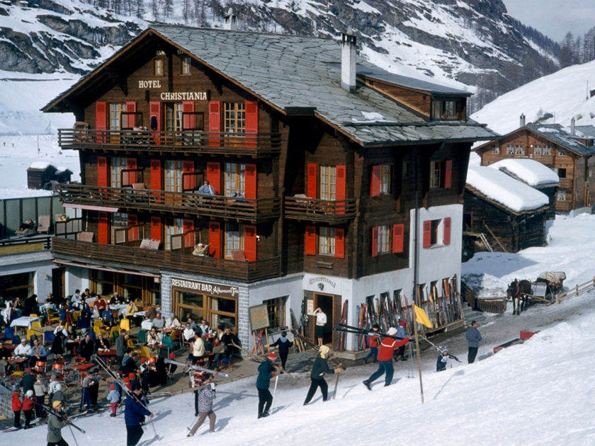 Các du khách khởi hành đi trượt tuyết ở các sườn núi vào một ngày mùa đông (Zermatt, Thụy Sĩ, 1961) - Ảnh: Kathleen Revis