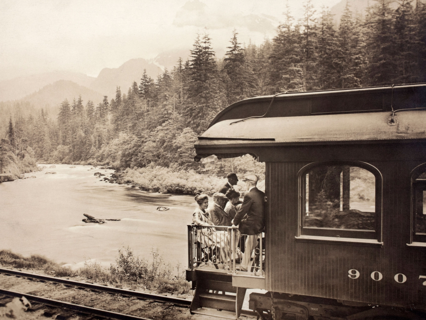 Hành khách trên chuyến tàu Oriental Limited ngắm cảnh khi tàu chạy ngang một con sông ở quận Skykomish (Washington, Hoa Kỳ, 1923) - Ảnh: F. H. Kiser