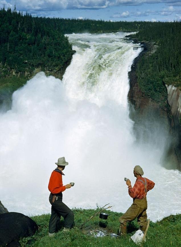 Nghỉ uống cà phê trước dòng thác Grand trong một chuyến đi bộ đường dài, Labrador (Canada) 1951 - Ảnh: Revis