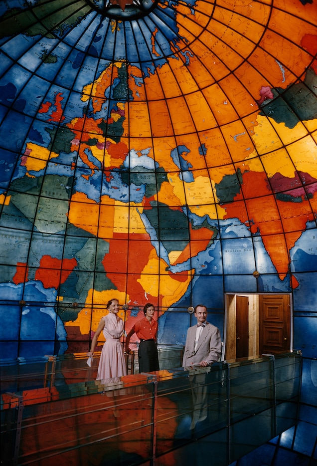 Bức tường kính màu trong Thư viện Mary Baker Eddy - tác phẩm nghệ thuật đã truyền cảm hứng cho vô số những chuyến du lịch vòng quanh thế giới (Boston, Hoa Kỳ, 1955) - Ảnh: 