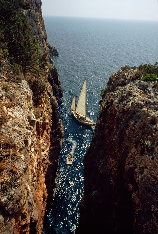 Con thuyền buồm đi cắt qua những vách đá hùng vĩ của Cephalonia (quần đảo Ionian, Hy Lạp, 1973) - Ảnh: Edwin S. Grosvenor