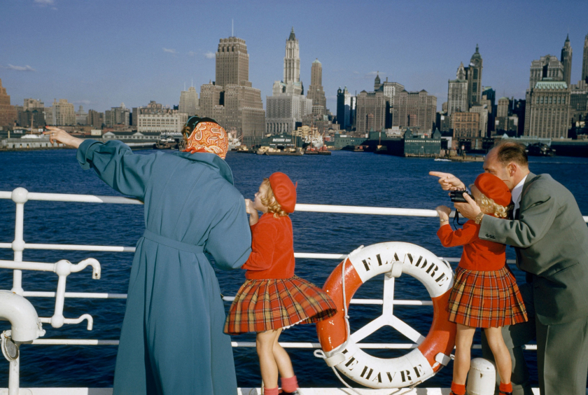 Một gia đình người Brazil trên con tàu tới New York du lịch, 1954 - Ảnh: David Boyer