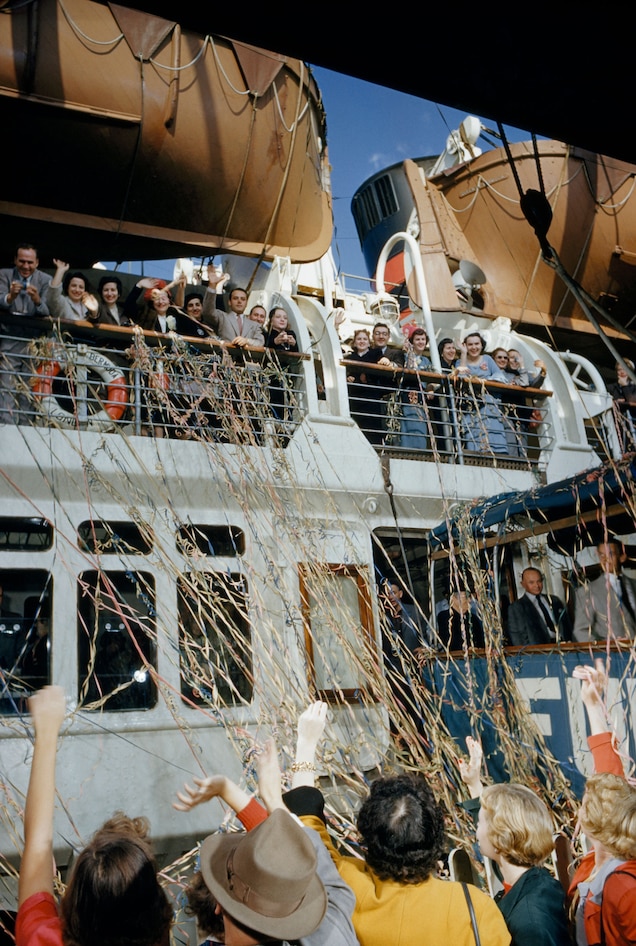 Đám đông chào đón du khách trên một con tàu du lịch cập cảng Manhattan (New York, 1954) - Ảnh: David Boyer